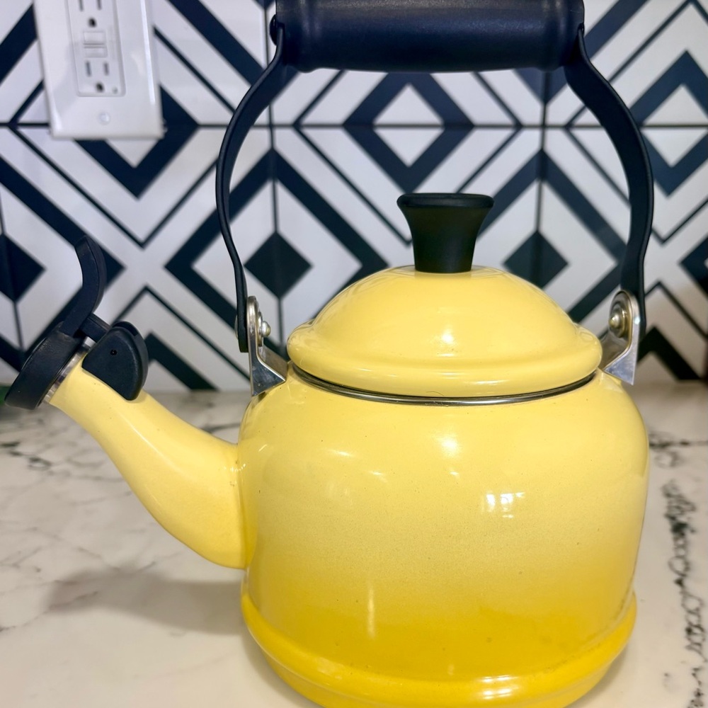 Le Creuset Soleil Yellow Tea Pot Kettle